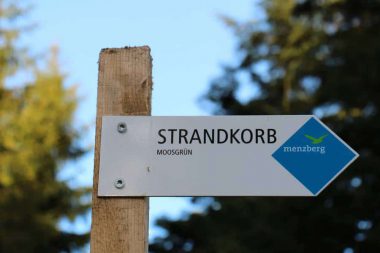 Menzberg Strandkorb Wegweiser