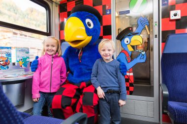 Globi mit Kindern im Globi-Express