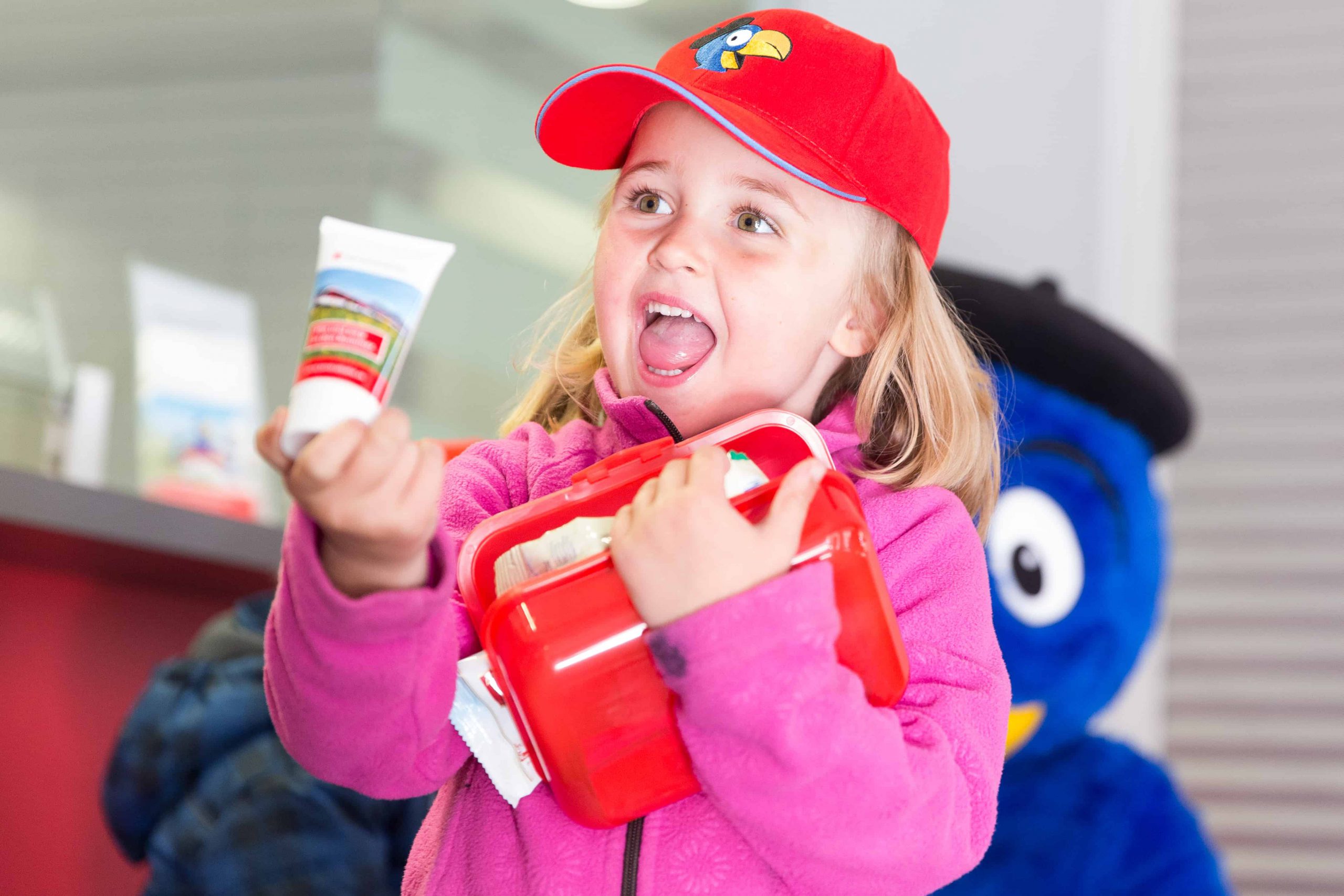 Kind-mit-Globi-Znueni-Box-scaled