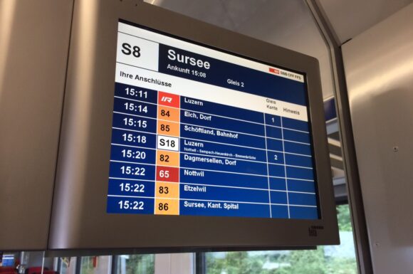 Anschlussbildschirm-in-S-Bahn-580x385