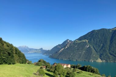 TSB_Blick aus Bahn am Morgen gegen Schwanden und Pilatus
